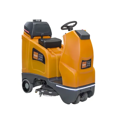 Taski Swingo 2100, kompakt åkbar skurmaskin i orange med förarsäte och ratt