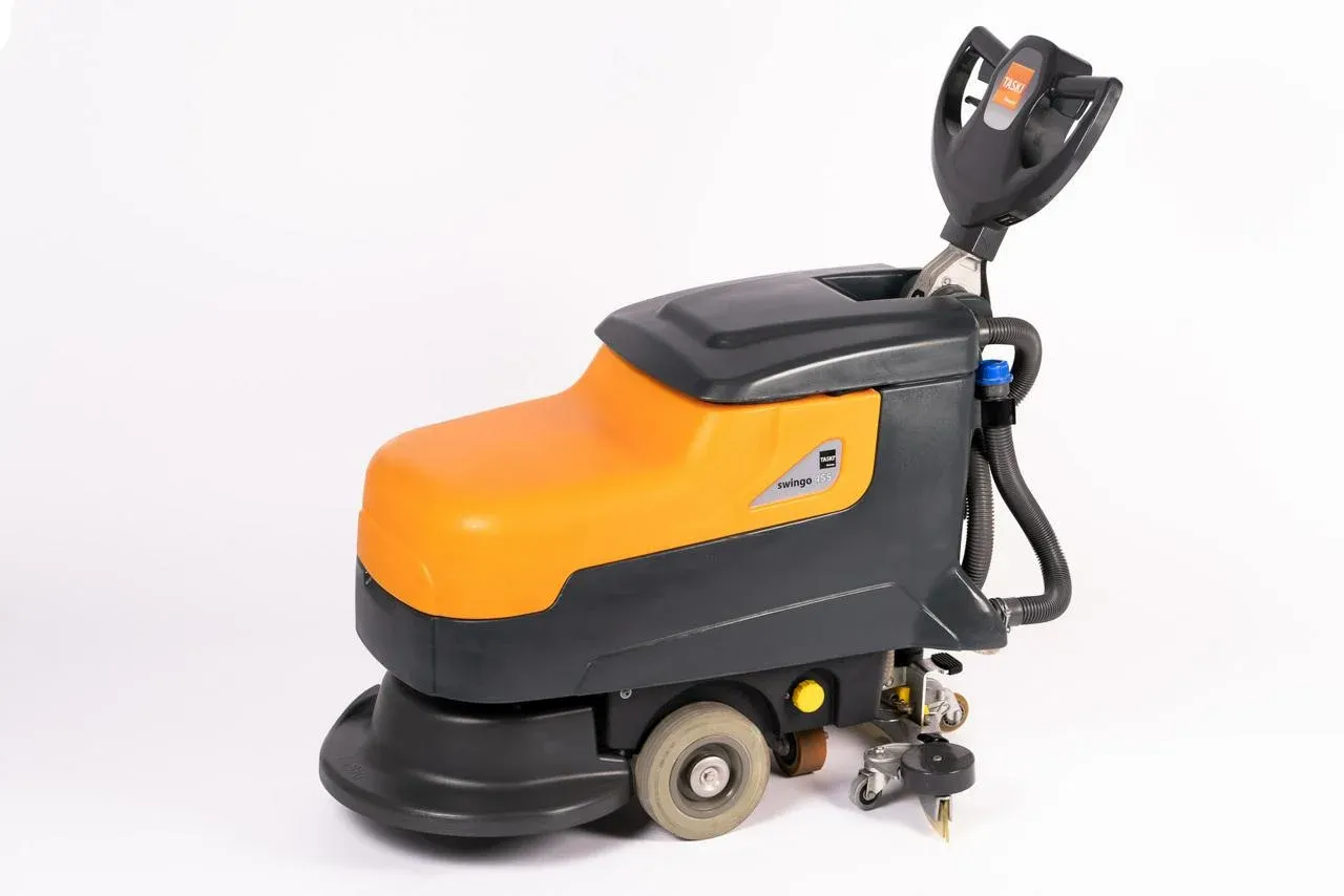 Taski Swingo 455, liten gåbar kombiskurmaskin i orange och grått, snett framifrån