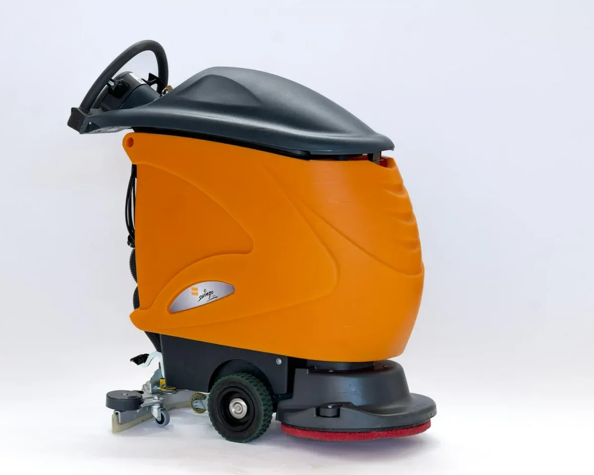 Taski Swingo 755B, orange gåbar skurmaskin med svart lock, sedd från sidan