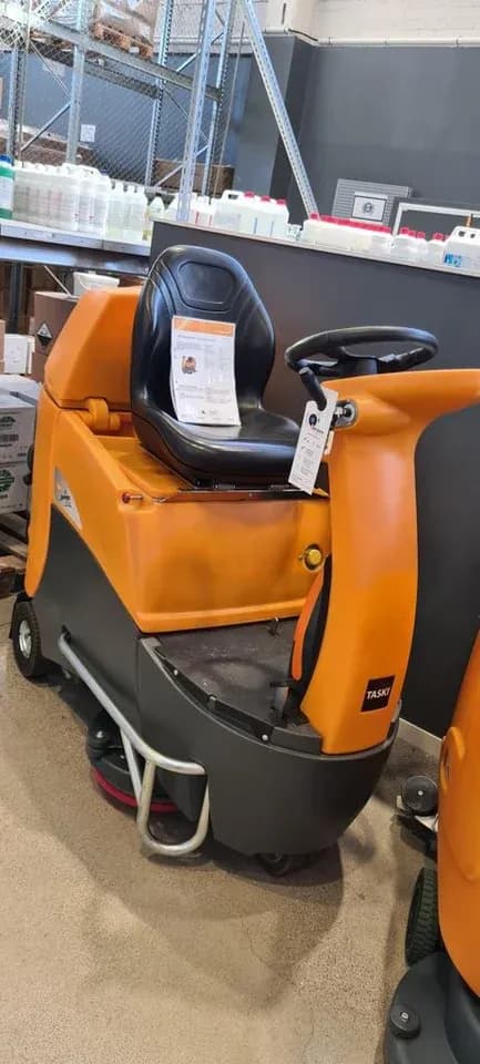 Taski Swingo 2500 åkbar kombimaskin i orange, parkerad i Qtronics verkstad