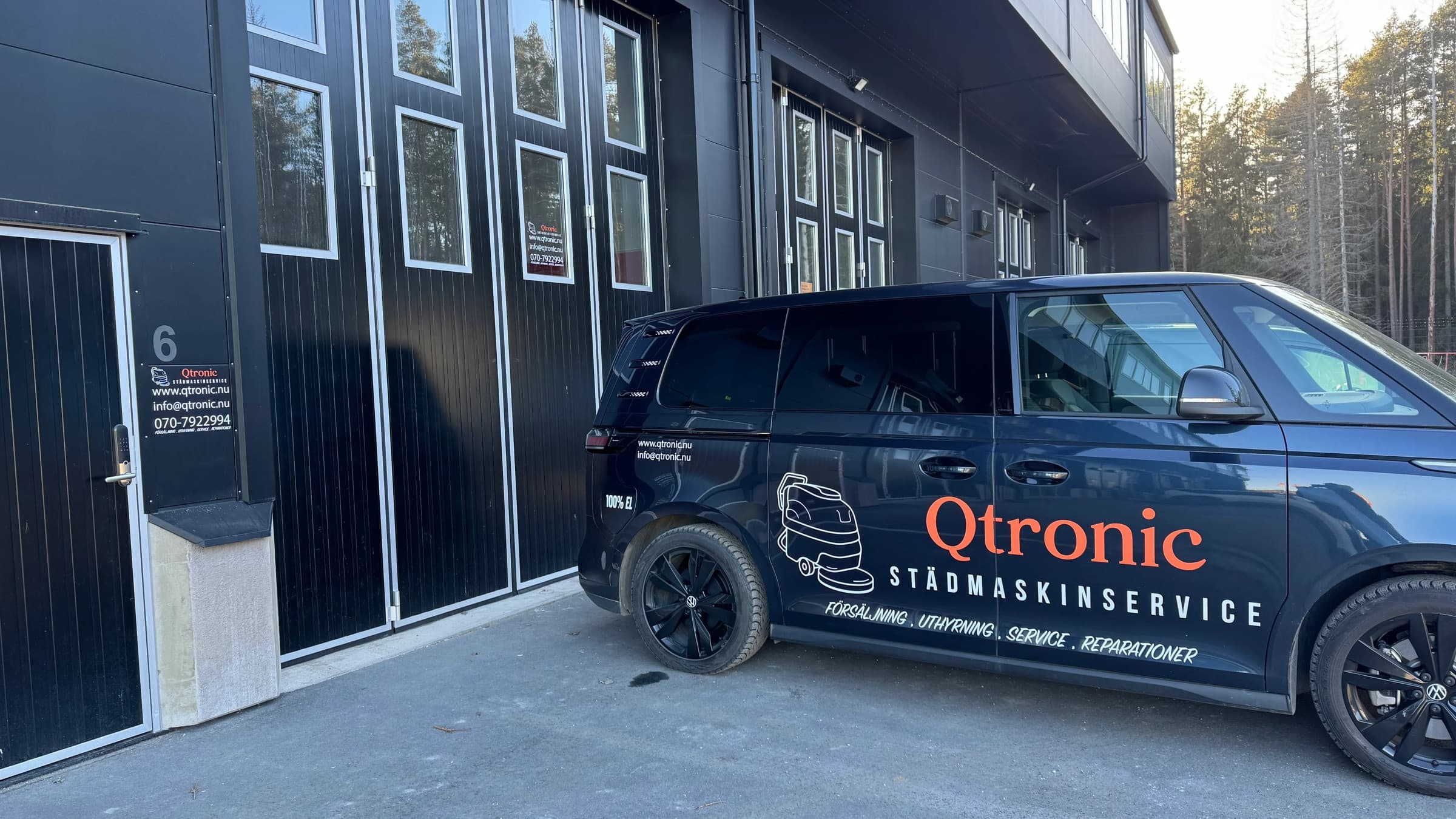 Qtronics servicebil parkerad utanför verkstaden på Betongvägen i Skogås
