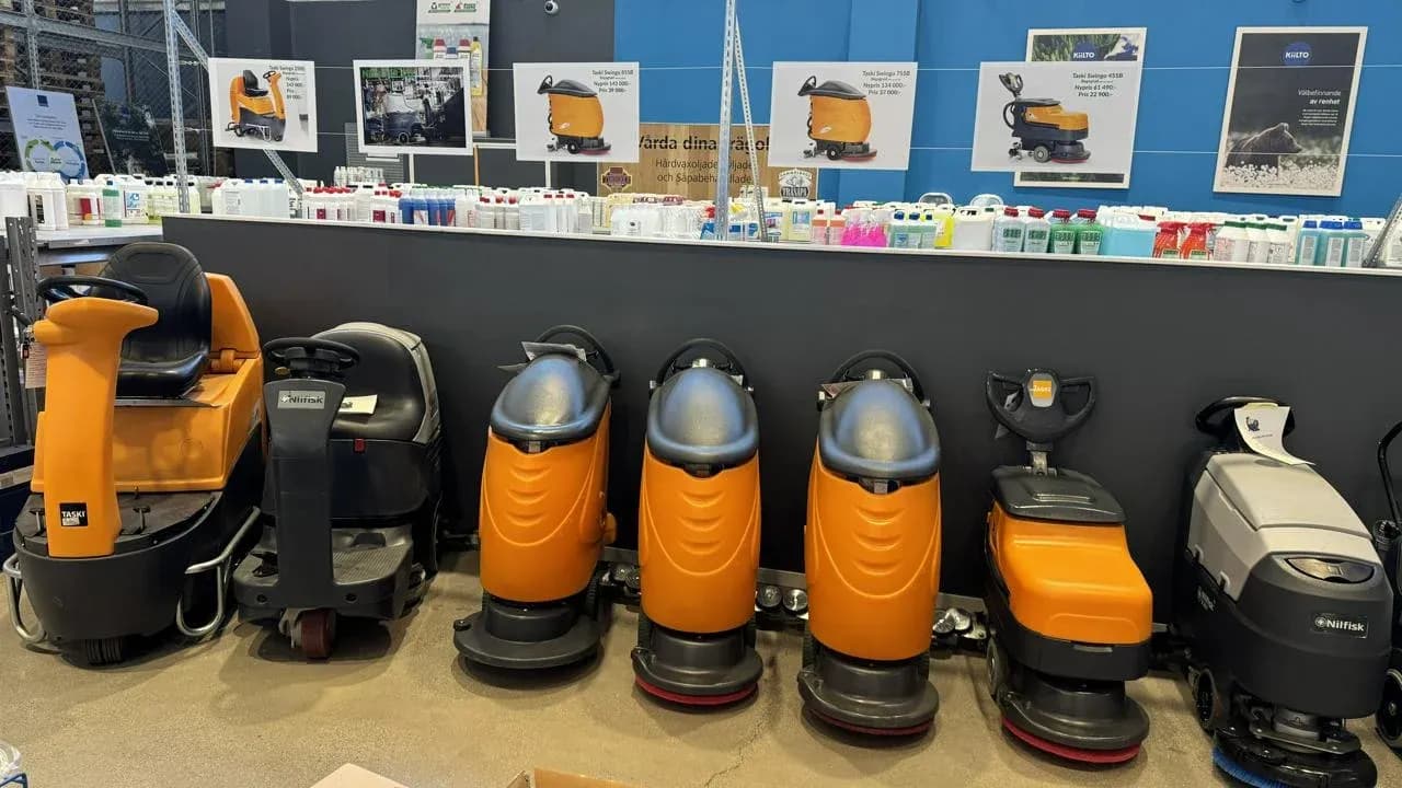 Taski-skurmaskiner uppställda på rad i Qtronics lokal i Skogås